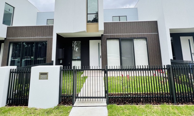 Austral Casa | Newly Built Modern 3 Br Home in Austral