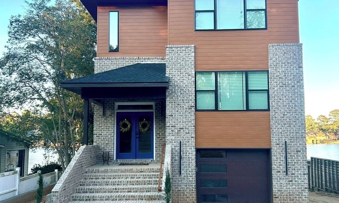 Houston County Casa | Newly Built, Modern Home Sleeps 10 on Houston Lake in beautiful Perry, GA!