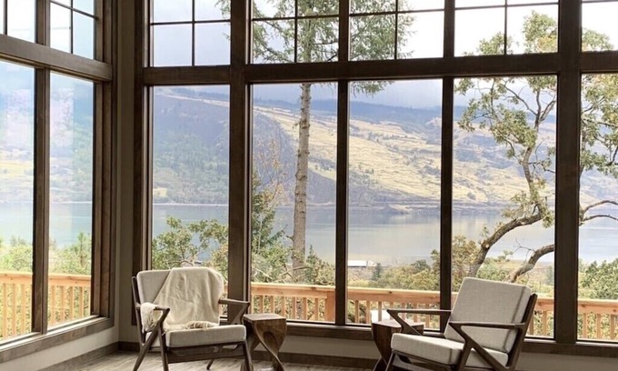 Mosier Casa | Newly built Mosier Bluff home-3 Bed, 3.5 Bath Spectacular River View and Hot Tub