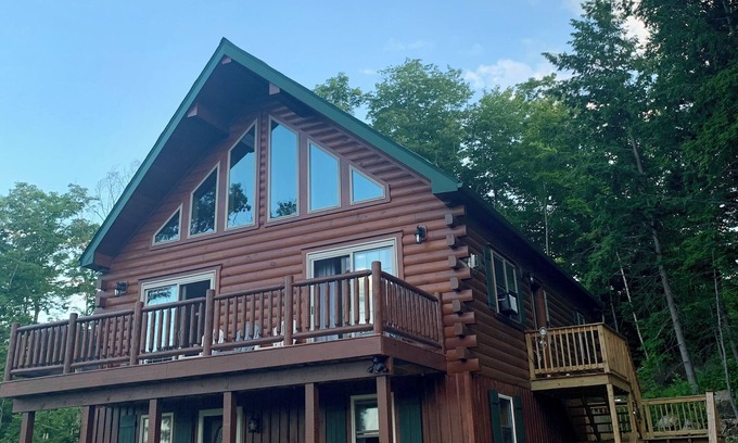 Alexandria Cabina | Newly built mountainside log cabin in Lakes Region . Newfound Lake nearby.