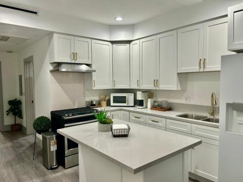 Van Nuys Apartamento | Newly Built Stylish Modern 2B In LA