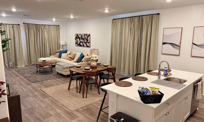 Pumpkin Center Casa | Newly built, stylish 3BR/2BA home in a quiet Bakersfield neighborhood.