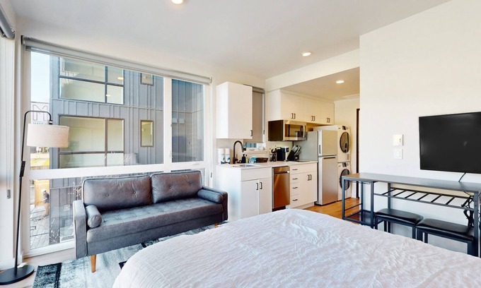 Minor Apartamento | Newly built, walkable studio with city views & prime Capitol Hill location