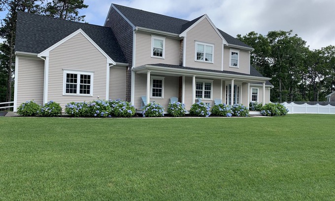 Northwest Harwich Casa | Recién construido y bellamente decorado de 4 dormitorios (2 master) Cape Getaway!