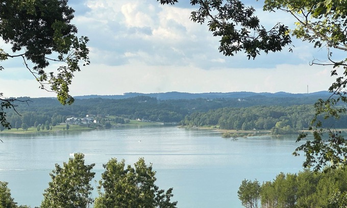 Sevierville Cabina | Newly Constructed Luxury Lake Cabin! Breathtaking Lake/Mountains Views, Hot Tub!
