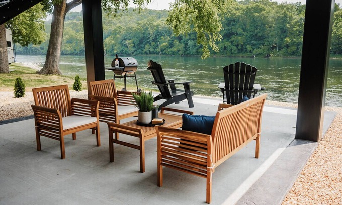 Flippin Apartamento | Newly constructed river front loft located only feet away from the banks of the White River