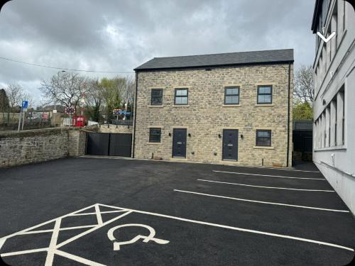 Keighley Casa | Newly constructed town house next to the canal with Private Car Park