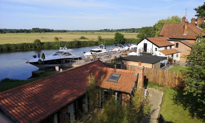 Norwich Casa | Granero recién convertido en impresionante ubicación junto al río en el Norfolk Broads