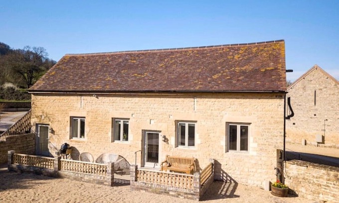 Haresfield Casa | Newly Converted Stables at Stunning Cotswold Farm