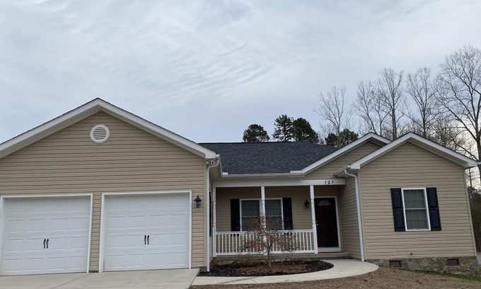 Troutman Casa | NEWLY DECORATED/FULLY APPOINTED 3 BR/2 BATH HOME 5 MIN TO LAKE NORMAN STATE PARK