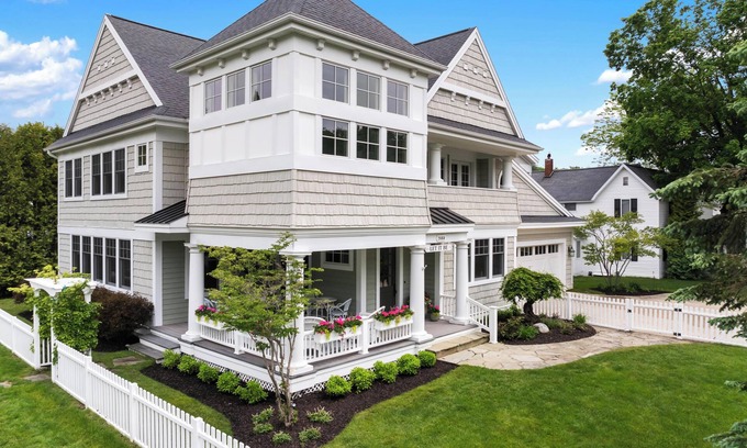 Wequetonsing Casa | Newly decorated Wequetonsing Home - Walking distance to downtown.