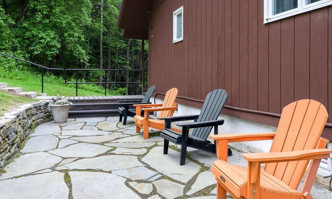 Rawsonville Chalet De Esquí | Newly Designed Chalet w/Views, Minutes to Stratton