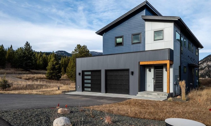 Gallatin Gateway Cabina | Newly Designed Home with Hot Tub | Aspects Big Sky