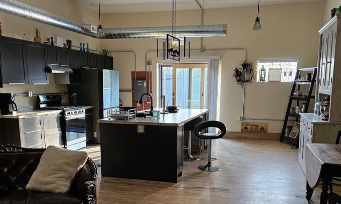Waupaca Apartamento | Newly finished 1 bedroom loft apartment located in downtown Waupaca.