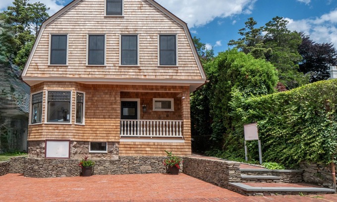 Historic Hill Casa | Newly fully renovated 5 bedroom close to all that Newport has to offer