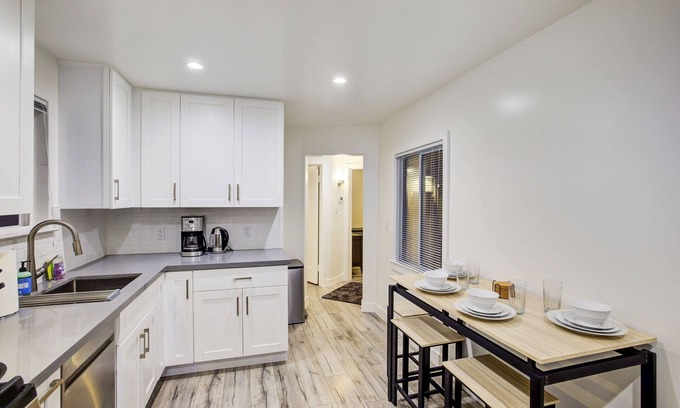 Downtown Cabaña | NEWLY FURNISHED! RECENTLY RENOVATED! CUTE SPACE! CLOSE TO SFO!