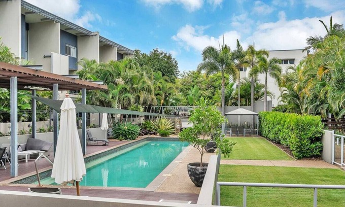 Bulimba Apartamento | NEWLY FURNISHED APARTMENT/ 3BEDROOM with 4BEDS, LARGE POOL, BACK DECK & GARDEN.