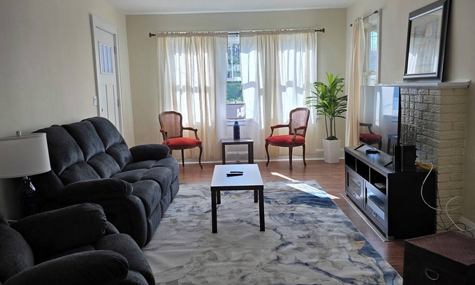 Roselawn Finance Casa | Newly furnished charming oasis 2-bedroom house in fabulous Norwood with WiFi, AC