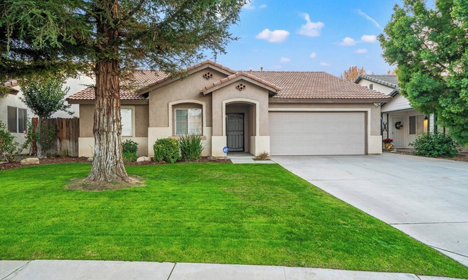 Greenacres Casa | Newly Furnished Home in Safe Quiet Neighborhood with Pool Near Shops & Dining