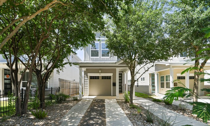 Mahncke Park Casa | Newly furnished near botanical garden/pearl/downtown - & playspace for the kids!
