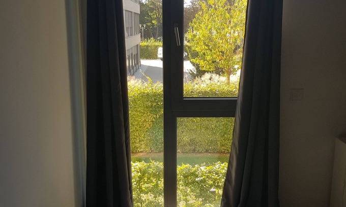 Lindenthal Condominio | Habitación privada recién amueblada + baño + Netflix