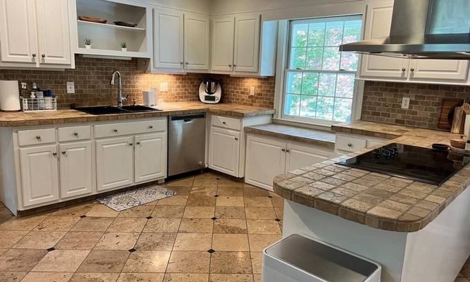 North Stamford Casa | Lujosa casa de 5 dormitorios, cerca de autobuses, trenes y el hermoso centro de Stamford.