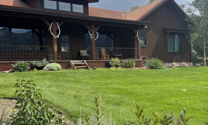 Gardiner Casa | Newly Listed Rustic Elegant Home ~ 5 Mins to Yellowstone National Park