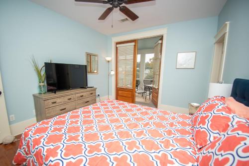 Habersham Casa | Newly Listed - Spacious Condo with Private Balcony