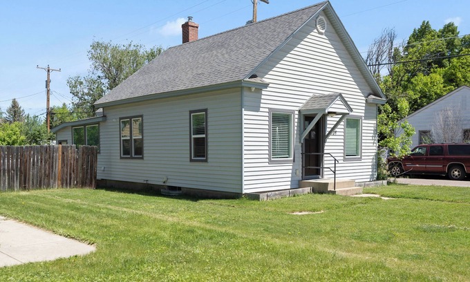 Sheridan Casa | Newly Re-Finished 2 bed, 1 bath close to downtown