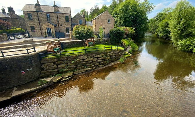 Matlock Casa | Newly refurbished luxury 5 bed riverside house with hot tub and annexe.