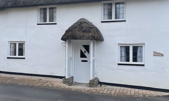 West Knighton Cabaña | Newly refurbished thatched cottage in beautiful sleepy village