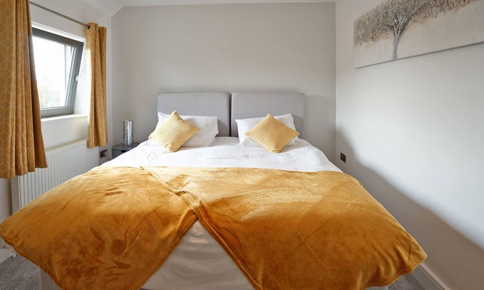 Slough Casa | Newly Refurbished 4 Double Bed House with Parking