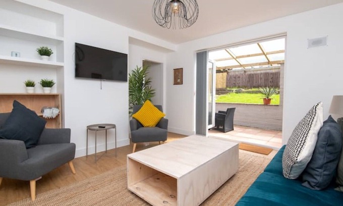 Severn Beach Casa | Newly Refurbished Gem | Perfect | Alexa | Sleeps 6