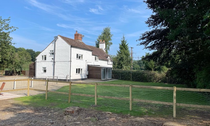 Sutton Maddock Cabaña | Newly refurbished semi-detached cottage set on the banks of the River Severn