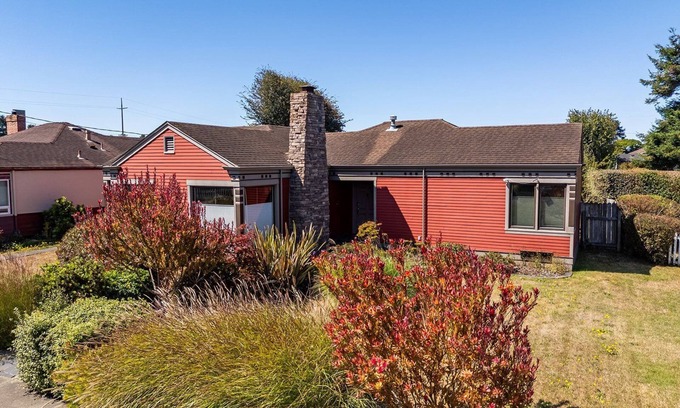 Eureka Casa | 🏡 Newly Relisted! Henderson Haven- In the Heart of Eureka, Spacious, Deck/BBQ!