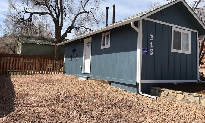 Colorado Springs Cabaña | Cabaña amigable para mascotas recientemente remodelada
