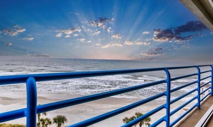 New Smyrna Beach Condominio | Newly Remodeled Ocean Front Condo New Smyrna Beach FL - No Drive Beach!!