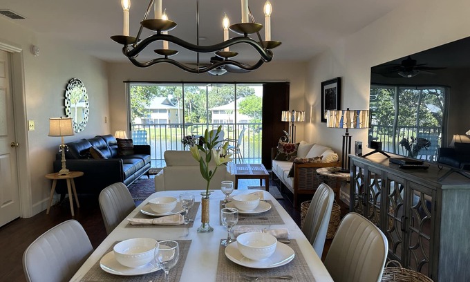 Imperial Golf Estates Apartamento | Newly remodeled 2 bedr+den, 2 baths, balcony with lakeview in N Naples Florida