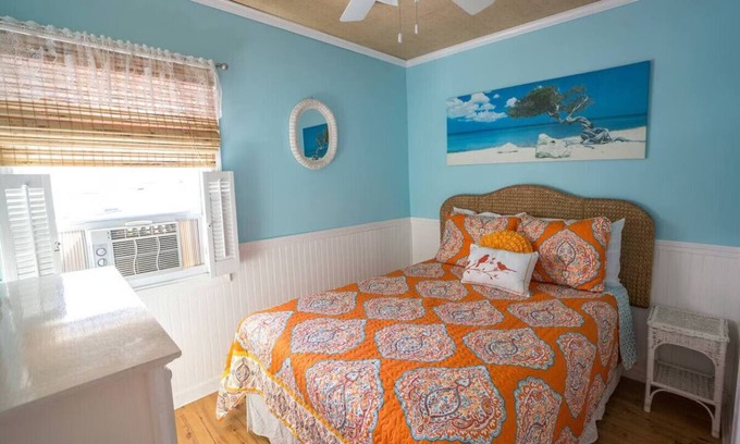Clinton Cabaña | Cabaña recientemente remodelada de 2 dormitorios en la playa. (La cabaña de Kaitlyn)