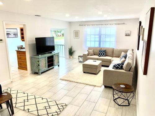 Central Naples Apartamento | Newly remodeled 2br, 2ba condo in Naples Bath and Tennis