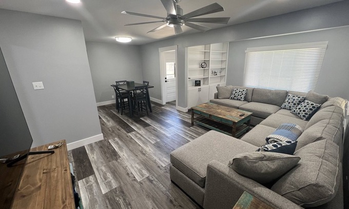 Topeka Casa | Newly remodeled 3br/1ba home~SW Topeka location~Sleeps 6