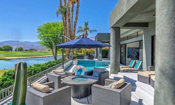 La Quinta Casa | Diseño moderno recientemente remodelado de 4,400 pies cuadrados con piscina y spa.