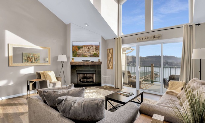 Camdenton Condominio | Newly remodeled 4BDR/3BA modern condo with 12x28 BOAT SLIP