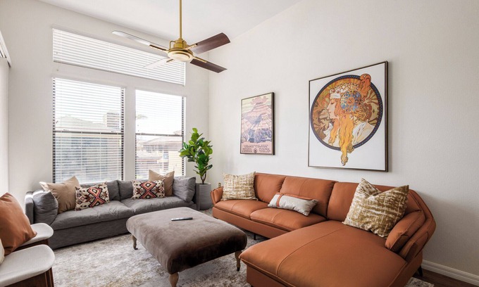 Desert View Village Condominio | NEWLY remodeled and designer condo overlooking pool in prime Scottsdale location