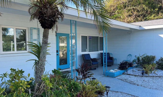 Laurel Casa | Newly Remodeled Beach Home, only1 mile to Nokomis Beach!