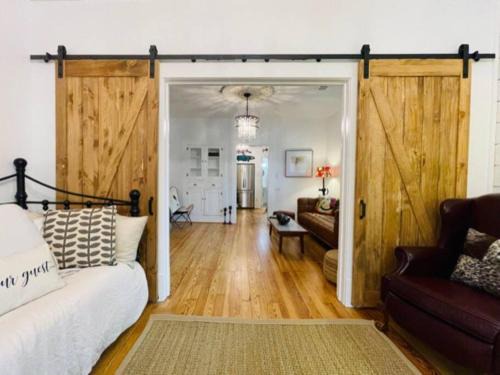 Brenham Casa | Newly remodeled bungalow near downtown Brenham