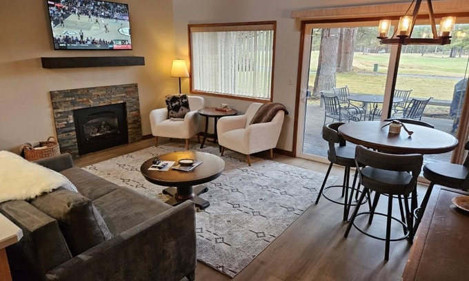 Overlook Park Condominio | Newly Remodeled Condo on Golf Course, A/C, Pet Friendly, SHARC passes, Bikes.
