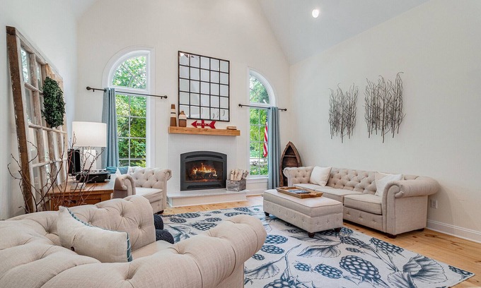Sawyer Cabaña | Newly remodeled cottage with hot tub and three seasons room
