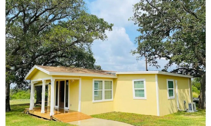 Red Rock Otro | Newly Remodeled Country Home Shaded by Giant Oaks