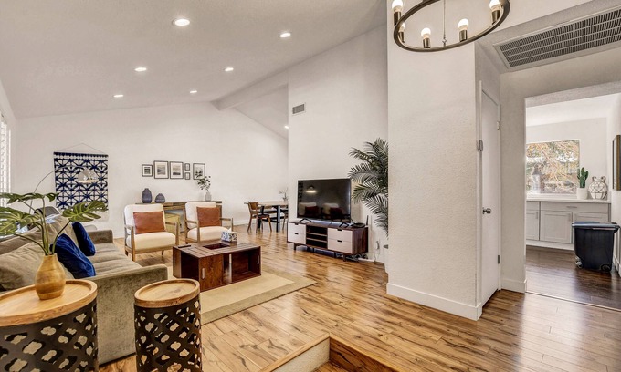Las Vegas Casa | Casa contemporánea recientemente remodelada - 7 minutos a Strip